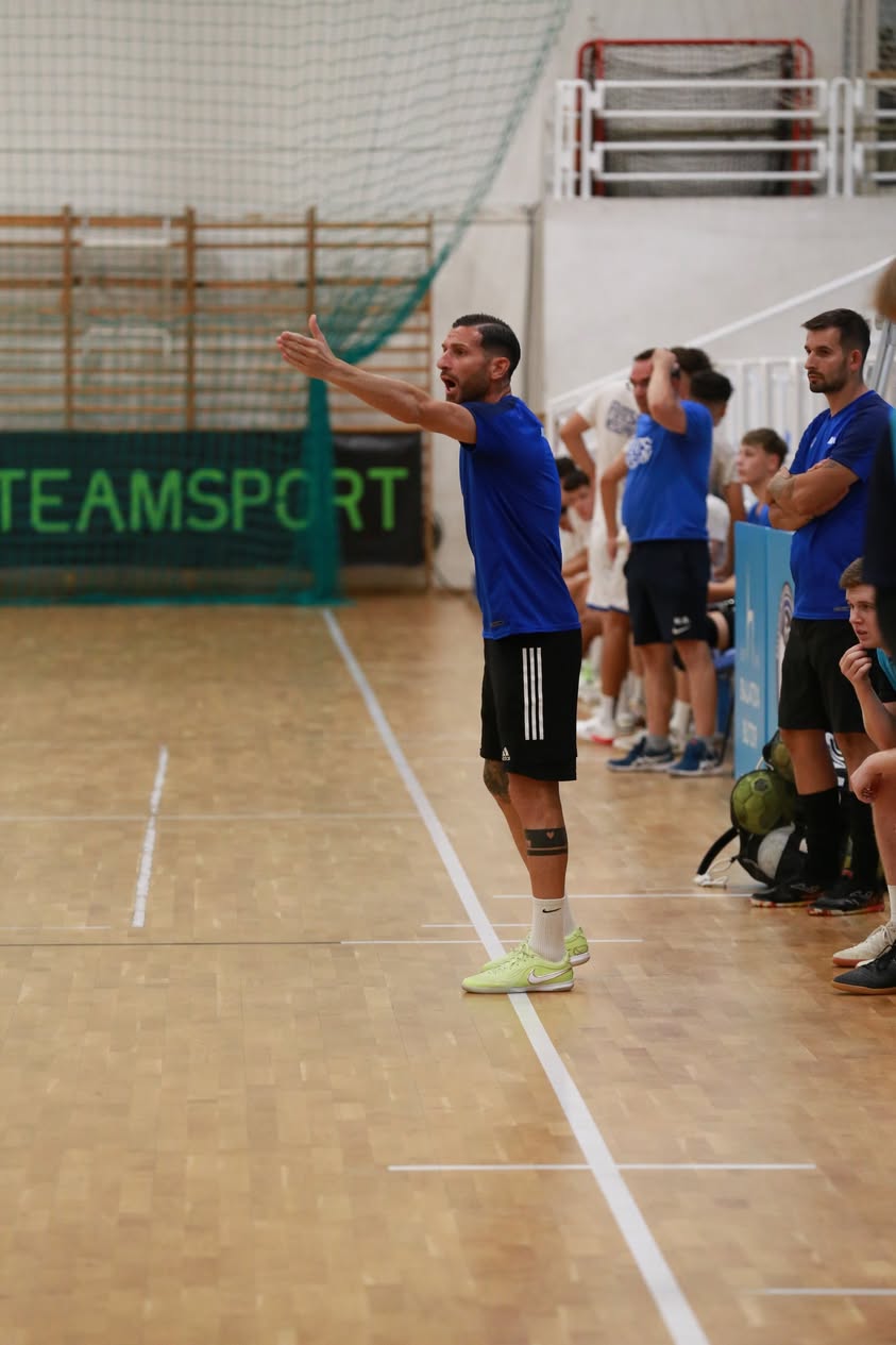 Tatai József irányít a kispad mellől — Mérkőzések, Kodolányi-Fehérvár Futsal SE: Tatai József vezetőedző irányítja a csapatot a kispad mellől.