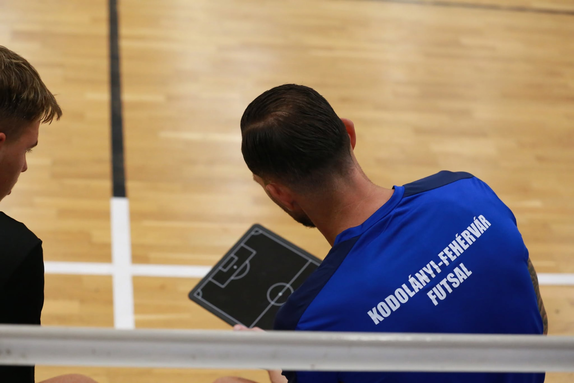 Taktikai megbeszélés a mérkőzés közben — Mérkőzések, Kodolányi-Fehérvár Futsal SE: Taktikai megbeszélés a kispadnál a felkészülési mérkőzés alatt.