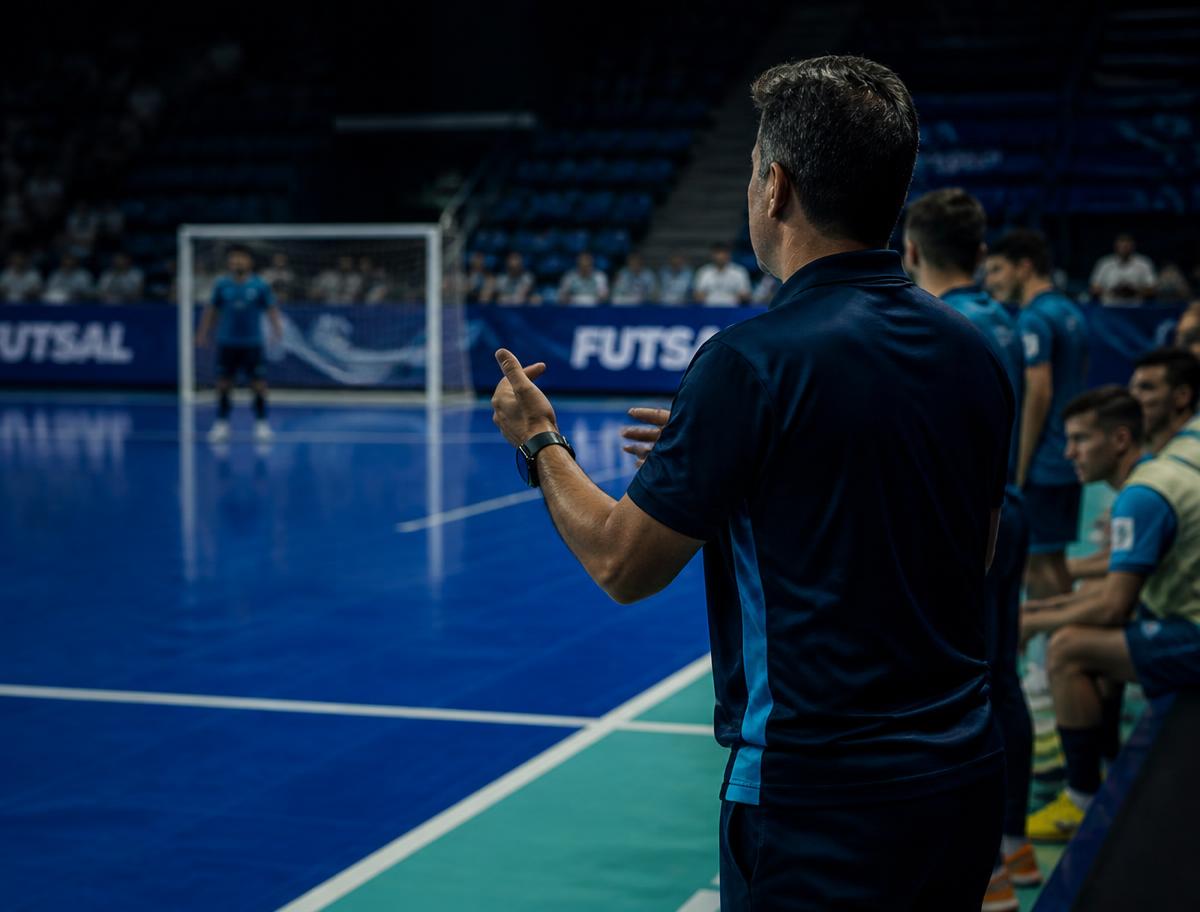 Vezetőedző gyakorlatot magyaráz a futsalpálya szélén